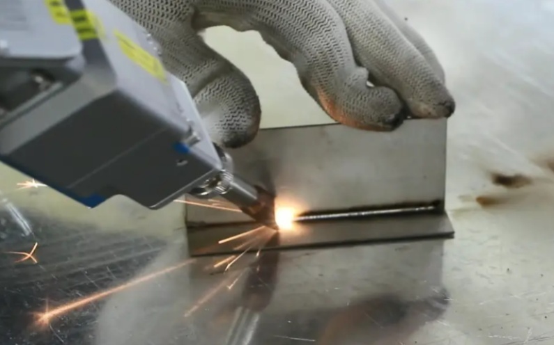 光纖激光焊接自動化產線：推動制造業(yè)高效與精準革命